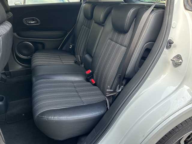 ホンダ ヴェゼル ハイブリッド 福岡県 2016(平28)年 9.2万km ホワイトオーキッドパール 純正ナビ・AM/FM・CD/DVD/フルTV・USB・HDMI・AUX/純正フロアマット/ETC（ビルド）/パドルシフト/クルーズコントロール/シートヒーター（D.N)/ブレーキホールド/横滑り防止/オートライト/車両接近通報装置/ウィンドシールドデアイサー/電動格納ミラー