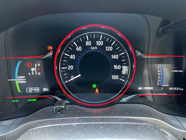 ホンダ ヴェゼル ハイブリッド 福岡県 2016(平28)年 9.2万km ホワイトオーキッドパール 純正ナビ・AM/FM・CD/DVD/フルTV・USB・HDMI・AUX/純正フロアマット/ETC（ビルド）/パドルシフト/クルーズコントロール/シートヒーター（D.N)/ブレーキホールド/横滑り防止/オートライト/車両接近通報装置/ウィンドシールドデアイサー/電動格納ミラー