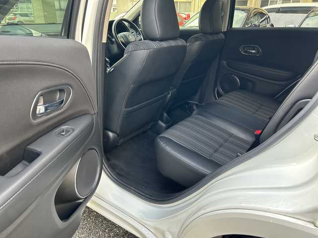 ホンダ ヴェゼル ハイブリッド 福岡県 2016(平28)年 9.2万km ホワイトオーキッドパール 純正ナビ・AM/FM・CD/DVD/フルTV・USB・HDMI・AUX/純正フロアマット/ETC（ビルド）/パドルシフト/クルーズコントロール/シートヒーター（D.N)/ブレーキホールド/横滑り防止/オートライト/車両接近通報装置/ウィンドシールドデアイサー/電動格納ミラー