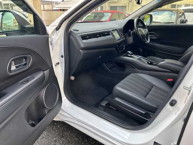 ホンダ ヴェゼル ハイブリッド 福岡県 2016(平28)年 9.2万km ホワイトオーキッドパール 純正ナビ・AM/FM・CD/DVD/フルTV・USB・HDMI・AUX/純正フロアマット/ETC（ビルド）/パドルシフト/クルーズコントロール/シートヒーター（D.N)/ブレーキホールド/横滑り防止/オートライト/車両接近通報装置/ウィンドシールドデアイサー/電動格納ミラー