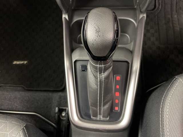 スズキ スイフト HYBRID MZ 道央・札幌 2023(令5)年 0.4万km キャラバンアイボリーパールM / シルバー2トーン ・４ＷＤ　/スズキセーフティサポート/・デュアルセンサーブレーキサポート２　/・ブラインドスポットモニター/・ドライバーモニタリングシステム/・アダプティブクルーズコントロール/・純正9インチメモリーナビゲーション/・CD/DVD/BT/フルセグTV/・スズキコネクト　/・バックカメラ/全方位カメラ　/・オートクルーズコントロール　/・シートヒーター＆リヤヒーターダクト/・マニュアルモード付パドルシフト/・アダプティブハイビームシステム/・オートライト/ＬＥＤライト/プレミアムUV＆IRカットガラス