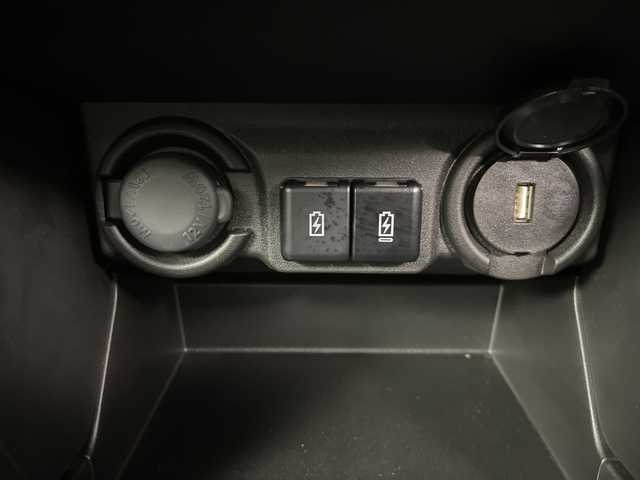 スズキ スイフト HYBRID MZ 道央・札幌 2023(令5)年 0.4万km キャラバンアイボリーパールM / シルバー2トーン ・４ＷＤ　/スズキセーフティサポート/・デュアルセンサーブレーキサポート２　/・ブラインドスポットモニター/・ドライバーモニタリングシステム/・アダプティブクルーズコントロール/・純正9インチメモリーナビゲーション/・CD/DVD/BT/フルセグTV/・スズキコネクト　/・バックカメラ/全方位カメラ　/・オートクルーズコントロール　/・シートヒーター＆リヤヒーターダクト/・マニュアルモード付パドルシフト/・アダプティブハイビームシステム/・オートライト/ＬＥＤライト/プレミアムUV＆IRカットガラス