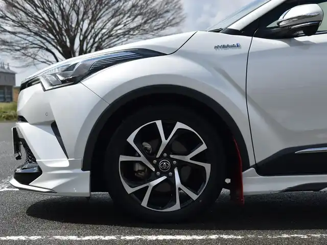 トヨタ Ｃ－ＨＲ G LEDエディション 福岡県 2018(平30)年 2万km ホワイトパールクリスタルシャイン モデリスタフルエアロ/TRDマッドフラップ/純正9インチメモリナビ【NSZT-Y66T】/フルセグTV・BT・CD・DVD・HDMI・FM・AM/バック/フロントカメラ/ETC/レーダークルーズコントロール/プリクラッシュセーフティ/レーンディパーチャーアラート/オートマチックハイビーム/ブラインドスポットモニター/クリアランスソナー/ブレーキホールド/シーケンシャルウインカー/純正LEDヘッドライト/ハーフレザーシート/シートヒーター/革巻きステアリング/保証書・取説・スペアキー