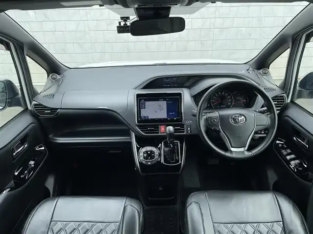 トヨタ ヴォクシー ZS 煌Ⅱ 愛知県 2019(令1)年 2万km ホワイトパールクリスタルシャイン ・純正SDメモリーナビ/・バックカメラ/・フルセグTV/・CD/DVD再生/・ETC（新セキュリティ対応）/・Bluetooth/USB/IWCH接続/・3列シート/・両側パワースライドドア/・社外製フロアマット/・ウォークスルー（1列目）/・純正16インチアルミホイール/・LEDヘッドライト/・オートマチックハイビーム/・コーナーセンサー（後方）/・横滑り防止装置/・衝突軽減ブレーキ/・レーンキープアシスト/・ドライブレコーダー（前）/・充電用USBポート（2個）/・クルーズコントロール/・MTモード付きAT/・全席オートエアコン/・カロッツェリアスピーカー/・モデリスタ シグネチャーイルミブレード