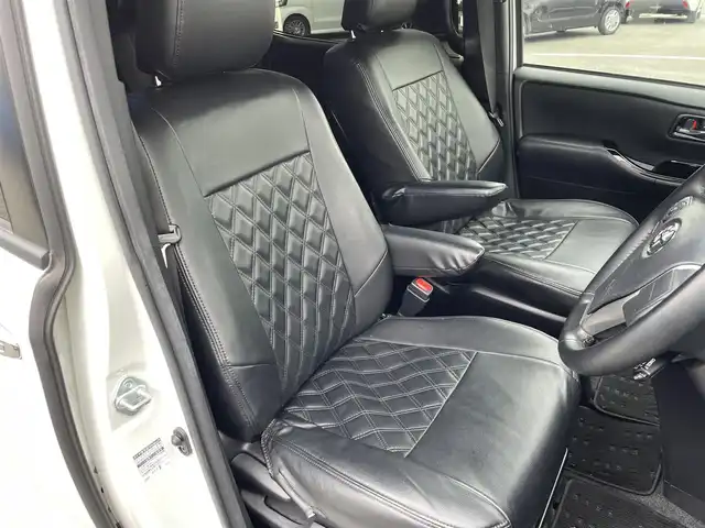 トヨタ ヴォクシー ZS 煌Ⅱ 愛知県 2019(令1)年 2万km ホワイトパールクリスタルシャイン ・純正SDメモリーナビ/・バックカメラ/・フルセグTV/・CD/DVD再生/・ETC（新セキュリティ対応）/・Bluetooth/USB/IWCH接続/・3列シート/・両側パワースライドドア/・社外製フロアマット/・ウォークスルー（1列目）/・純正16インチアルミホイール/・LEDヘッドライト/・オートマチックハイビーム/・コーナーセンサー（後方）/・横滑り防止装置/・衝突軽減ブレーキ/・レーンキープアシスト/・ドライブレコーダー（前）/・充電用USBポート（2個）/・クルーズコントロール/・MTモード付きAT/・全席オートエアコン/・カロッツェリアスピーカー/・モデリスタ シグネチャーイルミブレード