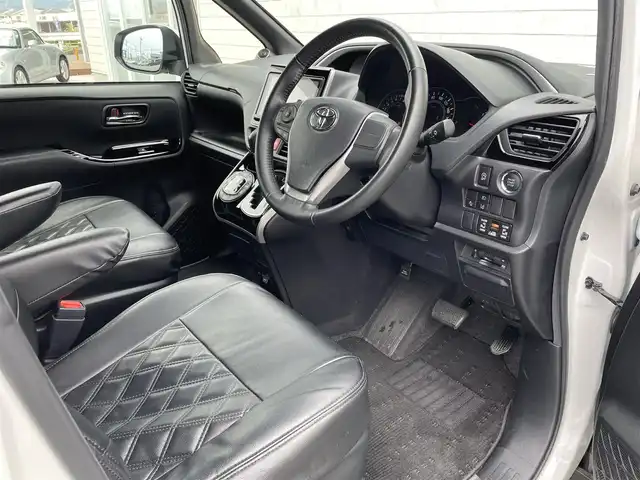 トヨタ ヴォクシー ZS 煌Ⅱ 愛知県 2019(令1)年 2万km ホワイトパールクリスタルシャイン ・純正SDメモリーナビ/・バックカメラ/・フルセグTV/・CD/DVD再生/・ETC（新セキュリティ対応）/・Bluetooth/USB/IWCH接続/・3列シート/・両側パワースライドドア/・社外製フロアマット/・ウォークスルー（1列目）/・純正16インチアルミホイール/・LEDヘッドライト/・オートマチックハイビーム/・コーナーセンサー（後方）/・横滑り防止装置/・衝突軽減ブレーキ/・レーンキープアシスト/・ドライブレコーダー（前）/・充電用USBポート（2個）/・クルーズコントロール/・MTモード付きAT/・全席オートエアコン/・カロッツェリアスピーカー/・モデリスタ シグネチャーイルミブレード