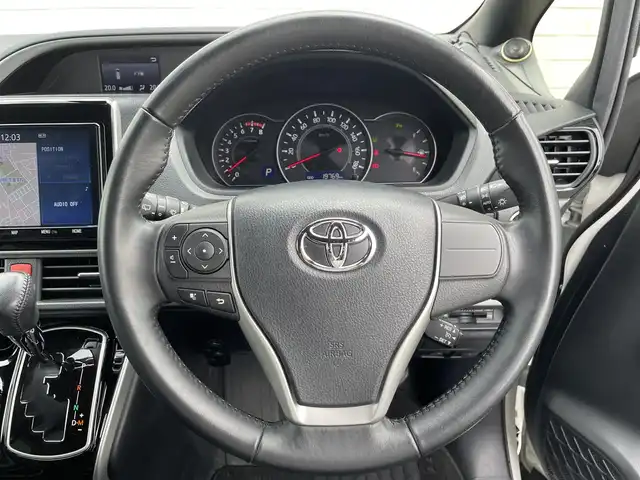 トヨタ ヴォクシー ZS 煌Ⅱ 愛知県 2019(令1)年 2万km ホワイトパールクリスタルシャイン ・純正SDメモリーナビ/・バックカメラ/・フルセグTV/・CD/DVD再生/・ETC（新セキュリティ対応）/・Bluetooth/USB/IWCH接続/・3列シート/・両側パワースライドドア/・社外製フロアマット/・ウォークスルー（1列目）/・純正16インチアルミホイール/・LEDヘッドライト/・オートマチックハイビーム/・コーナーセンサー（後方）/・横滑り防止装置/・衝突軽減ブレーキ/・レーンキープアシスト/・ドライブレコーダー（前）/・充電用USBポート（2個）/・クルーズコントロール/・MTモード付きAT/・全席オートエアコン/・カロッツェリアスピーカー/・モデリスタ シグネチャーイルミブレード
