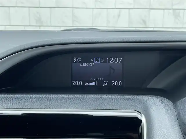 トヨタ ヴォクシー ZS 煌Ⅱ 愛知県 2019(令1)年 2万km ホワイトパールクリスタルシャイン ・純正SDメモリーナビ/・バックカメラ/・フルセグTV/・CD/DVD再生/・ETC（新セキュリティ対応）/・Bluetooth/USB/IWCH接続/・3列シート/・両側パワースライドドア/・社外製フロアマット/・ウォークスルー（1列目）/・純正16インチアルミホイール/・LEDヘッドライト/・オートマチックハイビーム/・コーナーセンサー（後方）/・横滑り防止装置/・衝突軽減ブレーキ/・レーンキープアシスト/・ドライブレコーダー（前）/・充電用USBポート（2個）/・クルーズコントロール/・MTモード付きAT/・全席オートエアコン/・カロッツェリアスピーカー/・モデリスタ シグネチャーイルミブレード