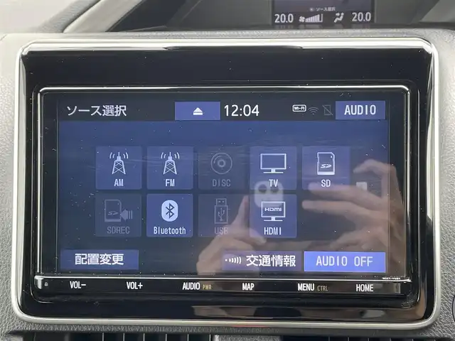 トヨタ ヴォクシー ZS 煌Ⅱ 愛知県 2019(令1)年 2万km ホワイトパールクリスタルシャイン ・純正SDメモリーナビ/・バックカメラ/・フルセグTV/・CD/DVD再生/・ETC（新セキュリティ対応）/・Bluetooth/USB/IWCH接続/・3列シート/・両側パワースライドドア/・社外製フロアマット/・ウォークスルー（1列目）/・純正16インチアルミホイール/・LEDヘッドライト/・オートマチックハイビーム/・コーナーセンサー（後方）/・横滑り防止装置/・衝突軽減ブレーキ/・レーンキープアシスト/・ドライブレコーダー（前）/・充電用USBポート（2個）/・クルーズコントロール/・MTモード付きAT/・全席オートエアコン/・カロッツェリアスピーカー/・モデリスタ シグネチャーイルミブレード