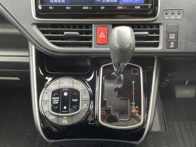 トヨタ ヴォクシー ZS 煌Ⅱ 愛知県 2019(令1)年 2万km ホワイトパールクリスタルシャイン ・純正SDメモリーナビ/・バックカメラ/・フルセグTV/・CD/DVD再生/・ETC（新セキュリティ対応）/・Bluetooth/USB/IWCH接続/・3列シート/・両側パワースライドドア/・社外製フロアマット/・ウォークスルー（1列目）/・純正16インチアルミホイール/・LEDヘッドライト/・オートマチックハイビーム/・コーナーセンサー（後方）/・横滑り防止装置/・衝突軽減ブレーキ/・レーンキープアシスト/・ドライブレコーダー（前）/・充電用USBポート（2個）/・クルーズコントロール/・MTモード付きAT/・全席オートエアコン/・カロッツェリアスピーカー/・モデリスタ シグネチャーイルミブレード