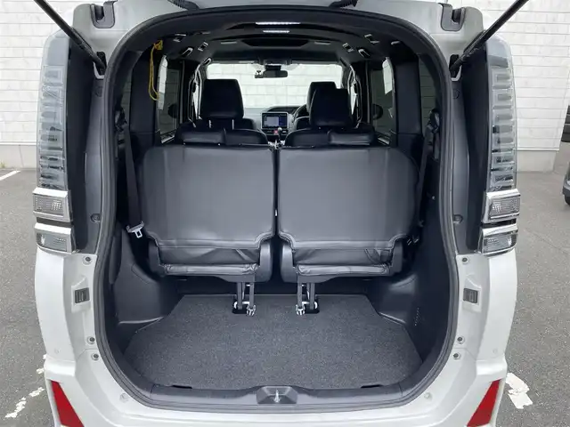 トヨタ ヴォクシー ZS 煌Ⅱ 愛知県 2019(令1)年 2万km ホワイトパールクリスタルシャイン ・純正SDメモリーナビ/・バックカメラ/・フルセグTV/・CD/DVD再生/・ETC（新セキュリティ対応）/・Bluetooth/USB/IWCH接続/・3列シート/・両側パワースライドドア/・社外製フロアマット/・ウォークスルー（1列目）/・純正16インチアルミホイール/・LEDヘッドライト/・オートマチックハイビーム/・コーナーセンサー（後方）/・横滑り防止装置/・衝突軽減ブレーキ/・レーンキープアシスト/・ドライブレコーダー（前）/・充電用USBポート（2個）/・クルーズコントロール/・MTモード付きAT/・全席オートエアコン/・カロッツェリアスピーカー/・モデリスタ シグネチャーイルミブレード