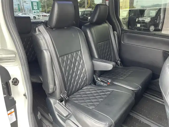 トヨタ ヴォクシー ZS 煌Ⅱ 愛知県 2019(令1)年 2万km ホワイトパールクリスタルシャイン ・純正SDメモリーナビ/・バックカメラ/・フルセグTV/・CD/DVD再生/・ETC（新セキュリティ対応）/・Bluetooth/USB/IWCH接続/・3列シート/・両側パワースライドドア/・社外製フロアマット/・ウォークスルー（1列目）/・純正16インチアルミホイール/・LEDヘッドライト/・オートマチックハイビーム/・コーナーセンサー（後方）/・横滑り防止装置/・衝突軽減ブレーキ/・レーンキープアシスト/・ドライブレコーダー（前）/・充電用USBポート（2個）/・クルーズコントロール/・MTモード付きAT/・全席オートエアコン/・カロッツェリアスピーカー/・モデリスタ シグネチャーイルミブレード