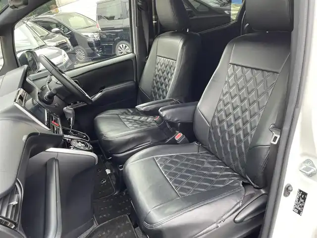 トヨタ ヴォクシー ZS 煌Ⅱ 愛知県 2019(令1)年 2万km ホワイトパールクリスタルシャイン ・純正SDメモリーナビ/・バックカメラ/・フルセグTV/・CD/DVD再生/・ETC（新セキュリティ対応）/・Bluetooth/USB/IWCH接続/・3列シート/・両側パワースライドドア/・社外製フロアマット/・ウォークスルー（1列目）/・純正16インチアルミホイール/・LEDヘッドライト/・オートマチックハイビーム/・コーナーセンサー（後方）/・横滑り防止装置/・衝突軽減ブレーキ/・レーンキープアシスト/・ドライブレコーダー（前）/・充電用USBポート（2個）/・クルーズコントロール/・MTモード付きAT/・全席オートエアコン/・カロッツェリアスピーカー/・モデリスタ シグネチャーイルミブレード