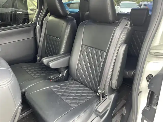 トヨタ ヴォクシー ZS 煌Ⅱ 愛知県 2019(令1)年 2万km ホワイトパールクリスタルシャイン ・純正SDメモリーナビ/・バックカメラ/・フルセグTV/・CD/DVD再生/・ETC（新セキュリティ対応）/・Bluetooth/USB/IWCH接続/・3列シート/・両側パワースライドドア/・社外製フロアマット/・ウォークスルー（1列目）/・純正16インチアルミホイール/・LEDヘッドライト/・オートマチックハイビーム/・コーナーセンサー（後方）/・横滑り防止装置/・衝突軽減ブレーキ/・レーンキープアシスト/・ドライブレコーダー（前）/・充電用USBポート（2個）/・クルーズコントロール/・MTモード付きAT/・全席オートエアコン/・カロッツェリアスピーカー/・モデリスタ シグネチャーイルミブレード