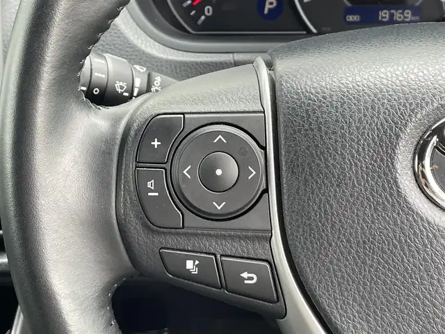 トヨタ ヴォクシー ZS 煌Ⅱ 愛知県 2019(令1)年 2万km ホワイトパールクリスタルシャイン ・純正SDメモリーナビ/・バックカメラ/・フルセグTV/・CD/DVD再生/・ETC（新セキュリティ対応）/・Bluetooth/USB/IWCH接続/・3列シート/・両側パワースライドドア/・社外製フロアマット/・ウォークスルー（1列目）/・純正16インチアルミホイール/・LEDヘッドライト/・オートマチックハイビーム/・コーナーセンサー（後方）/・横滑り防止装置/・衝突軽減ブレーキ/・レーンキープアシスト/・ドライブレコーダー（前）/・充電用USBポート（2個）/・クルーズコントロール/・MTモード付きAT/・全席オートエアコン/・カロッツェリアスピーカー/・モデリスタ シグネチャーイルミブレード