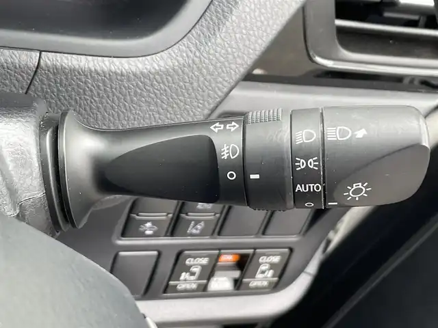 トヨタ ヴォクシー ZS 煌Ⅱ 愛知県 2019(令1)年 2万km ホワイトパールクリスタルシャイン ・純正SDメモリーナビ/・バックカメラ/・フルセグTV/・CD/DVD再生/・ETC（新セキュリティ対応）/・Bluetooth/USB/IWCH接続/・3列シート/・両側パワースライドドア/・社外製フロアマット/・ウォークスルー（1列目）/・純正16インチアルミホイール/・LEDヘッドライト/・オートマチックハイビーム/・コーナーセンサー（後方）/・横滑り防止装置/・衝突軽減ブレーキ/・レーンキープアシスト/・ドライブレコーダー（前）/・充電用USBポート（2個）/・クルーズコントロール/・MTモード付きAT/・全席オートエアコン/・カロッツェリアスピーカー/・モデリスタ シグネチャーイルミブレード