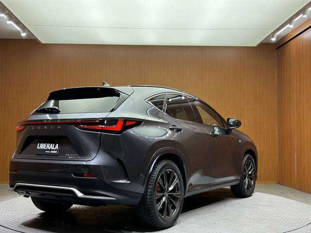 レクサス ＮＸ 350h Fスポーツ 千葉県 2022(令4)年 2.7万km ソニッククロム マークレビンソンサウンド　/パノラマルーフ　/赤黒革シート　/オレンジキャリパー　/ＡＣＣ　/ナビ　/ＴＶ　/３６０°シートＨ　/ベンチレーション　/３眼ＬＥＤライト　/ＨＵＤ　/おくだけ充電　/デジタルインナーミラー