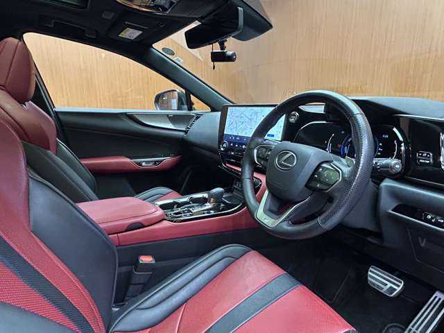 レクサス ＮＸ 350h Fスポーツ 千葉県 2022(令4)年 2.7万km ソニッククロム マークレビンソンサウンド　/パノラマルーフ　/赤黒革シート　/オレンジキャリパー　/ＡＣＣ　/ナビ　/ＴＶ　/３６０°シートＨ　/ベンチレーション　/３眼ＬＥＤライト　/ＨＵＤ　/おくだけ充電　/デジタルインナーミラー