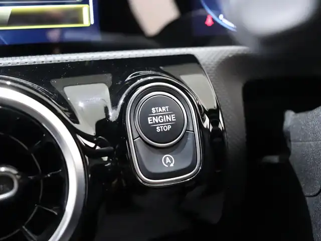 メルセデス・ベンツ Ｍ・ベンツ Ａ２００ｄ AMGライン 静岡県 2019(令1)年 2.7万km ポーラホワイト 衝突軽減ブレーキ　/半革　/ＡＣＣ　/純正ナビＴＶ　/ＬＥＤ　/ＥＴＣ　/パドルシフト　/シートキネティクス　/パワーシート／ヒーター　/純正１８ＡＷ　/コーナーセンサー　/パーキングアシスト　/キーレスゴー