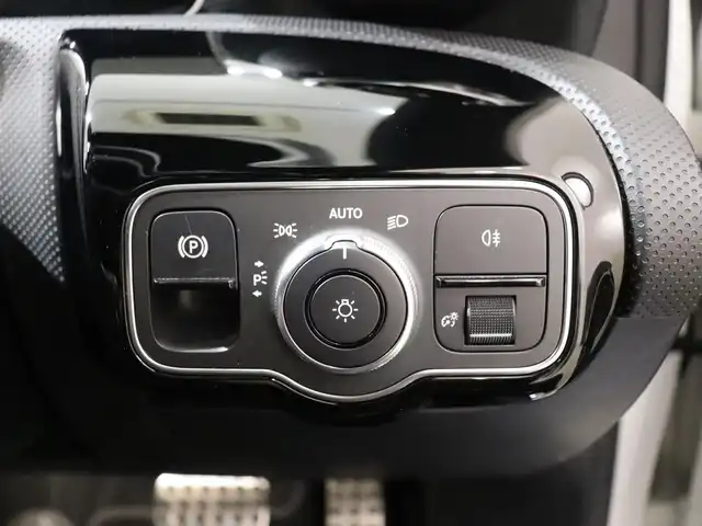 メルセデス・ベンツ Ｍ・ベンツ Ａ２００ｄ AMGライン 静岡県 2019(令1)年 2.7万km ポーラホワイト 衝突軽減ブレーキ　/半革　/ＡＣＣ　/純正ナビＴＶ　/ＬＥＤ　/ＥＴＣ　/パドルシフト　/シートキネティクス　/パワーシート／ヒーター　/純正１８ＡＷ　/コーナーセンサー　/パーキングアシスト　/キーレスゴー