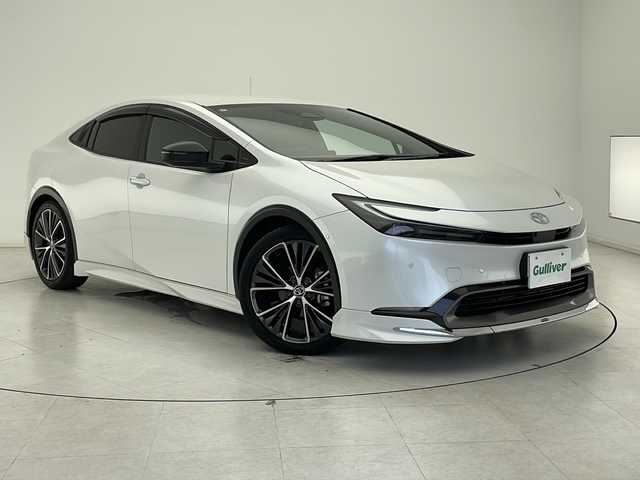 トヨタ プリウス Z 千葉県 2023(令5)年 2.6万km プラチナホワイトパールマイカ 衝突軽減ブレーキ/レーンキープアシスト/レーダークルーズコントロール/オートマチックハイビーム/モデリスタエアロ/全方位カメラ/純正メモリナビ/（フルセグ/Bluetooth/FM/AM/タイプC接続）/ステアリングスイッチ/ステアリングヒーター/ビルトインETC2.0/アイドリングストップ/ブラインドスポットモニター/レザーシート/シートヒーター（運転席＋助手席）/エアシート（運転席＋助手席）/スマートキー/LEDヘッドライト/フォグライト/電動格納ミラー/デジタルインナーミラー/純正フロアマット/純正サイドバイザー/W＋サイド＋カーテンエアバッグ/純正19インチアルミホイール