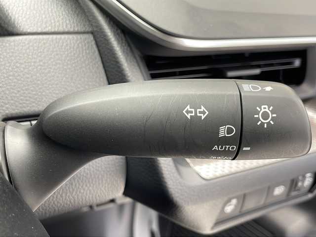 トヨタ プリウス Z 千葉県 2023(令5)年 2.6万km プラチナホワイトパールマイカ 衝突軽減ブレーキ/レーンキープアシスト/レーダークルーズコントロール/オートマチックハイビーム/モデリスタエアロ/全方位カメラ/純正メモリナビ/（フルセグ/Bluetooth/FM/AM/タイプC接続）/ステアリングスイッチ/ステアリングヒーター/ビルトインETC2.0/アイドリングストップ/ブラインドスポットモニター/レザーシート/シートヒーター（運転席＋助手席）/エアシート（運転席＋助手席）/スマートキー/LEDヘッドライト/フォグライト/電動格納ミラー/デジタルインナーミラー/純正フロアマット/純正サイドバイザー/W＋サイド＋カーテンエアバッグ/純正19インチアルミホイール
