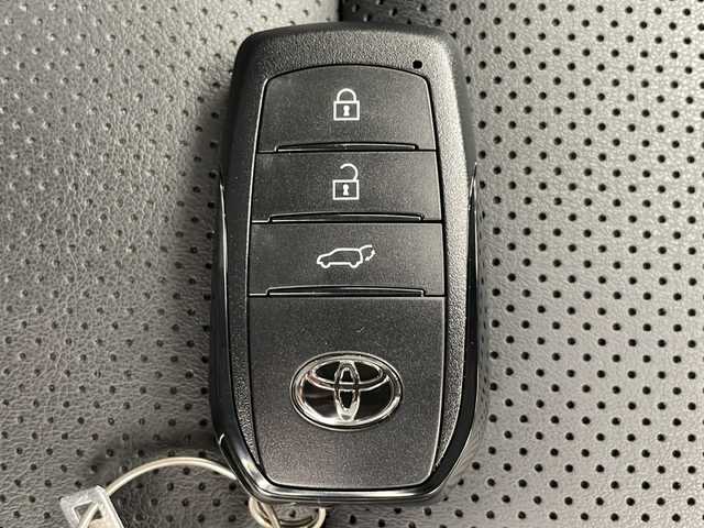 トヨタ プリウス Z 千葉県 2023(令5)年 2.6万km プラチナホワイトパールマイカ 衝突軽減ブレーキ/レーンキープアシスト/レーダークルーズコントロール/オートマチックハイビーム/モデリスタエアロ/全方位カメラ/純正メモリナビ/（フルセグ/Bluetooth/FM/AM/タイプC接続）/ステアリングスイッチ/ステアリングヒーター/ビルトインETC2.0/アイドリングストップ/ブラインドスポットモニター/レザーシート/シートヒーター（運転席＋助手席）/エアシート（運転席＋助手席）/スマートキー/LEDヘッドライト/フォグライト/電動格納ミラー/デジタルインナーミラー/純正フロアマット/純正サイドバイザー/W＋サイド＋カーテンエアバッグ/純正19インチアルミホイール