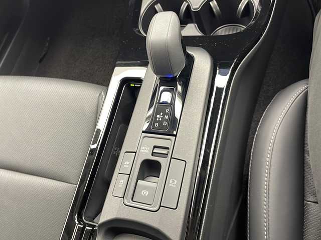 トヨタ プリウス Z 千葉県 2023(令5)年 2.6万km プラチナホワイトパールマイカ 衝突軽減ブレーキ/レーンキープアシスト/レーダークルーズコントロール/オートマチックハイビーム/モデリスタエアロ/全方位カメラ/純正メモリナビ/（フルセグ/Bluetooth/FM/AM/タイプC接続）/ステアリングスイッチ/ステアリングヒーター/ビルトインETC2.0/アイドリングストップ/ブラインドスポットモニター/レザーシート/シートヒーター（運転席＋助手席）/エアシート（運転席＋助手席）/スマートキー/LEDヘッドライト/フォグライト/電動格納ミラー/デジタルインナーミラー/純正フロアマット/純正サイドバイザー/W＋サイド＋カーテンエアバッグ/純正19インチアルミホイール