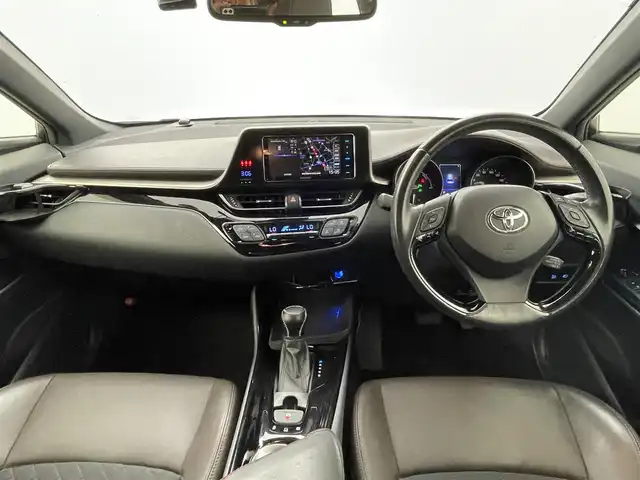 トヨタ Ｃ－ＨＲ G 熊本県 2017(平29)年 5.8万km メタルストリームM 社外メモリナビ/・CD/・DVD/・USB/・フルセグＴＶ/・Bluetooth/・AM/・FM/主要装備/・衝突軽減/・レーンキープ/・追従クルコン/・コーナーセンサー前後/・バックカメラ/・ビルトインETC/・ドラレコ前後/・シートヒーターD/N席/・ハーフレザーシート/・純正フロアマット/・純正アルミホイール/・LEDヘッドライト/・オートライト/・オートハイビーム/・フォグランプ/スマートキー/プッシュスタート