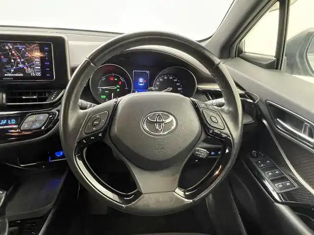 トヨタ Ｃ－ＨＲ G 熊本県 2017(平29)年 5.8万km メタルストリームM 社外メモリナビ/・CD/・DVD/・USB/・フルセグＴＶ/・Bluetooth/・AM/・FM/主要装備/・衝突軽減/・レーンキープ/・追従クルコン/・コーナーセンサー前後/・バックカメラ/・ビルトインETC/・ドラレコ前後/・シートヒーターD/N席/・ハーフレザーシート/・純正フロアマット/・純正アルミホイール/・LEDヘッドライト/・オートライト/・オートハイビーム/・フォグランプ/スマートキー/プッシュスタート