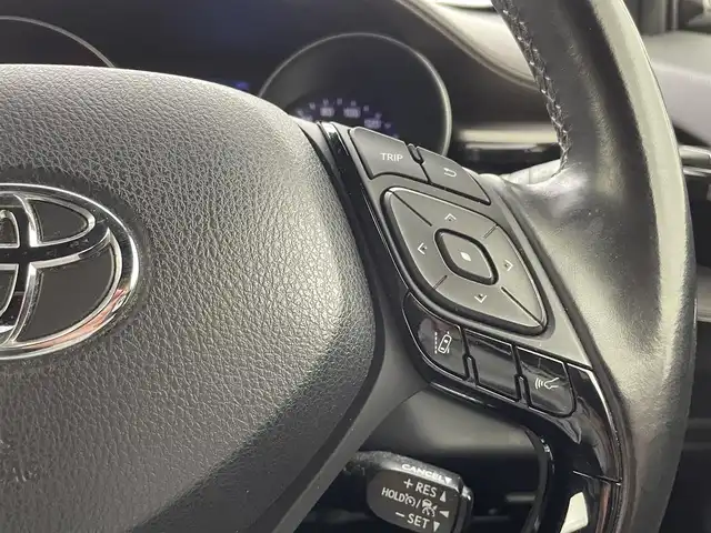 トヨタ Ｃ－ＨＲ G 熊本県 2017(平29)年 5.8万km メタルストリームM 社外メモリナビ/・CD/・DVD/・USB/・フルセグＴＶ/・Bluetooth/・AM/・FM/主要装備/・衝突軽減/・レーンキープ/・追従クルコン/・コーナーセンサー前後/・バックカメラ/・ビルトインETC/・ドラレコ前後/・シートヒーターD/N席/・ハーフレザーシート/・純正フロアマット/・純正アルミホイール/・LEDヘッドライト/・オートライト/・オートハイビーム/・フォグランプ/スマートキー/プッシュスタート