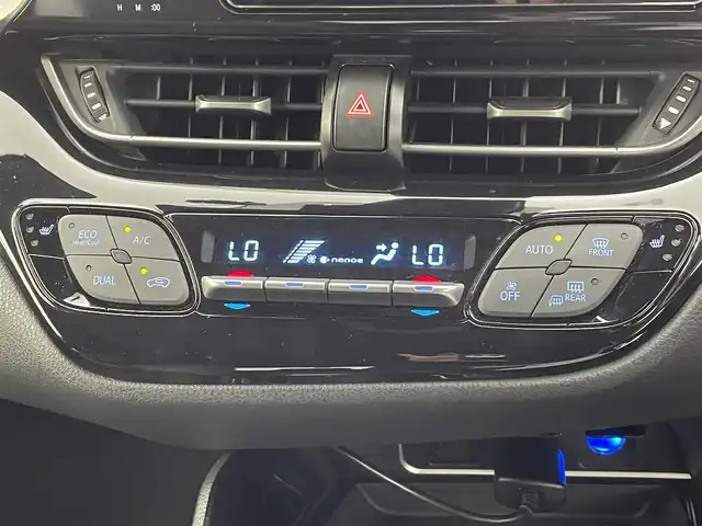トヨタ Ｃ－ＨＲ G 熊本県 2017(平29)年 5.8万km メタルストリームM 社外メモリナビ/・CD/・DVD/・USB/・フルセグＴＶ/・Bluetooth/・AM/・FM/主要装備/・衝突軽減/・レーンキープ/・追従クルコン/・コーナーセンサー前後/・バックカメラ/・ビルトインETC/・ドラレコ前後/・シートヒーターD/N席/・ハーフレザーシート/・純正フロアマット/・純正アルミホイール/・LEDヘッドライト/・オートライト/・オートハイビーム/・フォグランプ/スマートキー/プッシュスタート