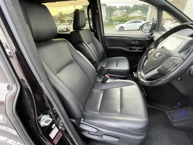 トヨタ エスクァイア Gi 宮崎県 2017(平29)年 6.1万km ボルドーマイカメタリック TRDエアロ/純正ナビ/(AM.FM.Bluetooth.DVD.CD.USB)/フルセグTV/バックカメラ/両側パワースライドドア/ETC/クルーズコントロール/前後ドライブレコーダー/フリップダウンモニター/シートヒーター/ステアリングスイッチ/オートライト/オートマチックハイビーム/電格ミラー/パワーウィンドウ/パワーステアリング