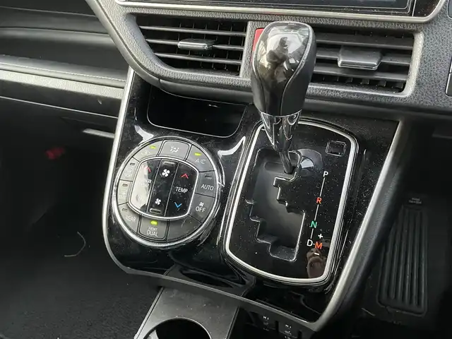 トヨタ エスクァイア Gi 宮崎県 2017(平29)年 6.1万km ボルドーマイカメタリック TRDエアロ/純正ナビ/(AM.FM.Bluetooth.DVD.CD.USB)/フルセグTV/バックカメラ/両側パワースライドドア/ETC/クルーズコントロール/前後ドライブレコーダー/フリップダウンモニター/シートヒーター/ステアリングスイッチ/オートライト/オートマチックハイビーム/電格ミラー/パワーウィンドウ/パワーステアリング