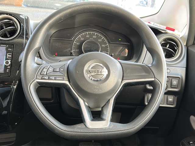 日産 ノート e－パワー X 道央・札幌 2017(平29)年 6.2万km スーパーブラック 純正ナビ（AM/FM/CD/DVD/SD/BT/フルセグTV）/ドライブレコーダー前後/ETC/バックカメラ/積み込み夏タイヤ/デジタルインナーミラー/オートエアコン/レーンアシスト/衝突軽減ブレーキ/横滑り防止装置/ドライブモードスイッチ/ISOFIX/オートライト/ステアリングスイッチ/電動格納ミラー/純正ドアバイザー/純正フロアマット