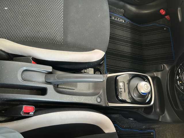 日産 ノート e－パワー X 道央・札幌 2017(平29)年 6.2万km スーパーブラック 純正ナビ（AM/FM/CD/DVD/SD/BT/フルセグTV）/ドライブレコーダー前後/ETC/バックカメラ/積み込み夏タイヤ/デジタルインナーミラー/オートエアコン/レーンアシスト/衝突軽減ブレーキ/横滑り防止装置/ドライブモードスイッチ/ISOFIX/オートライト/ステアリングスイッチ/電動格納ミラー/純正ドアバイザー/純正フロアマット