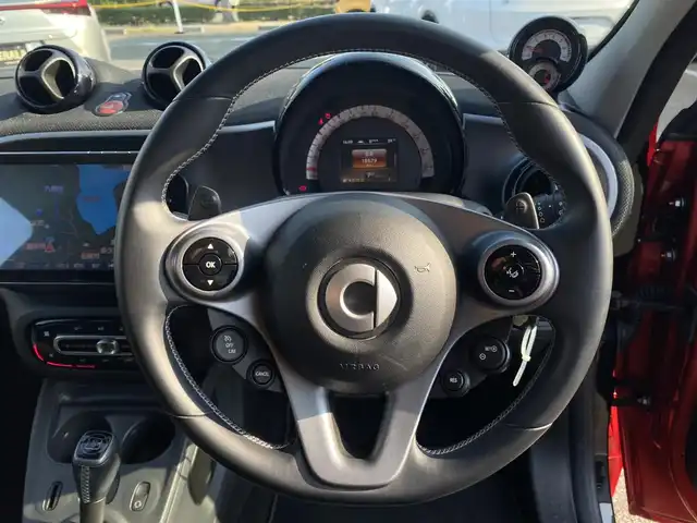 スマート ＭＣＣ スマート フォーフォー BRABUSスポーツ 福岡県 2018(平30)年 1.9万km 赤 ・ガラスルーフ/・クルーズコントロール/・社外ナビ/USB/BT/・バックカメラ/・黒革シート/シートヒーター/・前後ドライブレコーダー/・フルセグ/・ETC/・純正17AW/・ルーフスポイラー/・LEDライト