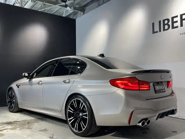 ＢＭＷ Ｍ５ 道央・札幌 2018(平30)年 3.3万km ゴールド Bowers＆Wilkinsダイヤモンド・サラウンド・サウンド・システム/カーボンルーフ/ドライビング・アシスト・プラス/・ACC/・ステアリング＆レーン・コントール・アシスト/・レーン・ディパーチャー・ウォーニング/パーキング・アシスト・プラス/・サラウンドビューカメラ/・PDC/茶革レザーシート/メモリー付パワーシート（D/N）/シートヒーター（前席・後席）/シートベンチレーション（D/N）/パワーテールゲート/LEDヘッドライト/オートライト/２０インチMライト・アロイ・ホイール・ダブルスポーク・スタイリング７０６M　バイカラー/アンビエントライト/BMW　ヘッドアップディスプレイ/HDDナビ/・保証書、取扱説明書（有）/・スペアキー×１