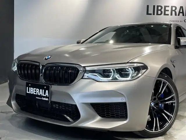 ＢＭＷ Ｍ５ 道央・札幌 2018(平30)年 3.3万km ゴールド Bowers＆Wilkinsダイヤモンド・サラウンド・サウンド・システム/カーボンルーフ/ドライビング・アシスト・プラス/・ACC/・ステアリング＆レーン・コントール・アシスト/・レーン・ディパーチャー・ウォーニング/パーキング・アシスト・プラス/・サラウンドビューカメラ/・PDC/茶革レザーシート/メモリー付パワーシート（D/N）/シートヒーター（前席・後席）/シートベンチレーション（D/N）/パワーテールゲート/LEDヘッドライト/オートライト/２０インチMライト・アロイ・ホイール・ダブルスポーク・スタイリング７０６M　バイカラー/アンビエントライト/BMW　ヘッドアップディスプレイ/HDDナビ/・保証書、取扱説明書（有）/・スペアキー×１