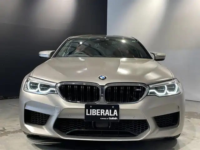 ＢＭＷ Ｍ５ 道央・札幌 2018(平30)年 3.3万km ゴールド Bowers＆Wilkinsダイヤモンド・サラウンド・サウンド・システム/カーボンルーフ/ドライビング・アシスト・プラス/・ACC/・ステアリング＆レーン・コントール・アシスト/・レーン・ディパーチャー・ウォーニング/パーキング・アシスト・プラス/・サラウンドビューカメラ/・PDC/茶革レザーシート/メモリー付パワーシート（D/N）/シートヒーター（前席・後席）/シートベンチレーション（D/N）/パワーテールゲート/LEDヘッドライト/オートライト/２０インチMライト・アロイ・ホイール・ダブルスポーク・スタイリング７０６M　バイカラー/アンビエントライト/BMW　ヘッドアップディスプレイ/HDDナビ/・保証書、取扱説明書（有）/・スペアキー×１
