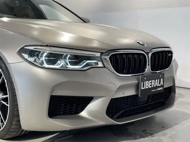 ＢＭＷ Ｍ５ 道央・札幌 2018(平30)年 3.3万km ゴールド Bowers＆Wilkinsダイヤモンド・サラウンド・サウンド・システム/カーボンルーフ/ドライビング・アシスト・プラス/・ACC/・ステアリング＆レーン・コントール・アシスト/・レーン・ディパーチャー・ウォーニング/パーキング・アシスト・プラス/・サラウンドビューカメラ/・PDC/茶革レザーシート/メモリー付パワーシート（D/N）/シートヒーター（前席・後席）/シートベンチレーション（D/N）/パワーテールゲート/LEDヘッドライト/オートライト/２０インチMライト・アロイ・ホイール・ダブルスポーク・スタイリング７０６M　バイカラー/アンビエントライト/BMW　ヘッドアップディスプレイ/HDDナビ/・保証書、取扱説明書（有）/・スペアキー×１