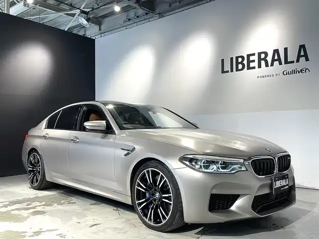 ＢＭＷ Ｍ５ 道央・札幌 2018(平30)年 3.3万km ゴールド Bowers＆Wilkinsダイヤモンド・サラウンド・サウンド・システム/カーボンルーフ/ドライビング・アシスト・プラス/・ACC/・ステアリング＆レーン・コントール・アシスト/・レーン・ディパーチャー・ウォーニング/パーキング・アシスト・プラス/・サラウンドビューカメラ/・PDC/茶革レザーシート/メモリー付パワーシート（D/N）/シートヒーター（前席・後席）/シートベンチレーション（D/N）/パワーテールゲート/LEDヘッドライト/オートライト/２０インチMライト・アロイ・ホイール・ダブルスポーク・スタイリング７０６M　バイカラー/アンビエントライト/BMW　ヘッドアップディスプレイ/HDDナビ/・保証書、取扱説明書（有）/・スペアキー×１
