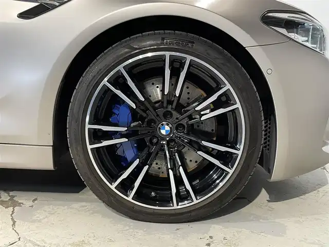 ＢＭＷ Ｍ５ 道央・札幌 2018(平30)年 3.3万km ゴールド Bowers＆Wilkinsダイヤモンド・サラウンド・サウンド・システム/カーボンルーフ/ドライビング・アシスト・プラス/・ACC/・ステアリング＆レーン・コントール・アシスト/・レーン・ディパーチャー・ウォーニング/パーキング・アシスト・プラス/・サラウンドビューカメラ/・PDC/茶革レザーシート/メモリー付パワーシート（D/N）/シートヒーター（前席・後席）/シートベンチレーション（D/N）/パワーテールゲート/LEDヘッドライト/オートライト/２０インチMライト・アロイ・ホイール・ダブルスポーク・スタイリング７０６M　バイカラー/アンビエントライト/BMW　ヘッドアップディスプレイ/HDDナビ/・保証書、取扱説明書（有）/・スペアキー×１