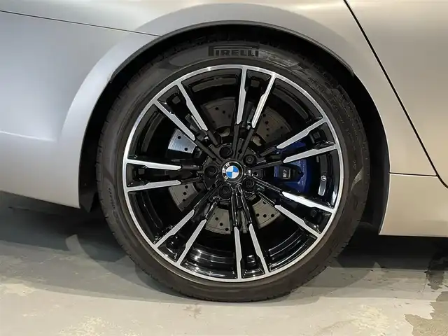 ＢＭＷ Ｍ５ 道央・札幌 2018(平30)年 3.3万km ゴールド Bowers＆Wilkinsダイヤモンド・サラウンド・サウンド・システム/カーボンルーフ/ドライビング・アシスト・プラス/・ACC/・ステアリング＆レーン・コントール・アシスト/・レーン・ディパーチャー・ウォーニング/パーキング・アシスト・プラス/・サラウンドビューカメラ/・PDC/茶革レザーシート/メモリー付パワーシート（D/N）/シートヒーター（前席・後席）/シートベンチレーション（D/N）/パワーテールゲート/LEDヘッドライト/オートライト/２０インチMライト・アロイ・ホイール・ダブルスポーク・スタイリング７０６M　バイカラー/アンビエントライト/BMW　ヘッドアップディスプレイ/HDDナビ/・保証書、取扱説明書（有）/・スペアキー×１