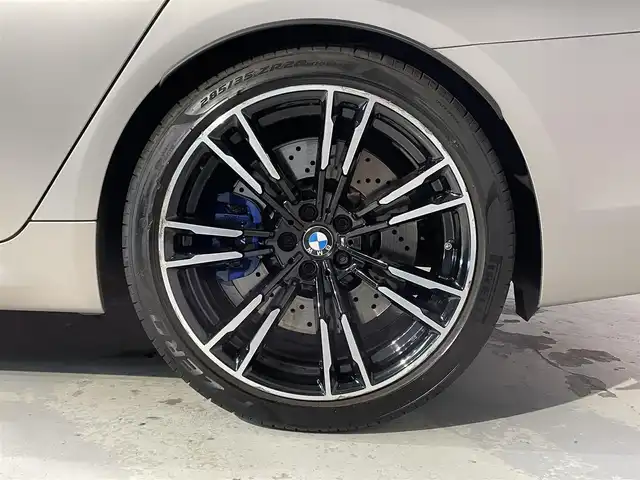 ＢＭＷ Ｍ５ 道央・札幌 2018(平30)年 3.3万km ゴールド Bowers＆Wilkinsダイヤモンド・サラウンド・サウンド・システム/カーボンルーフ/ドライビング・アシスト・プラス/・ACC/・ステアリング＆レーン・コントール・アシスト/・レーン・ディパーチャー・ウォーニング/パーキング・アシスト・プラス/・サラウンドビューカメラ/・PDC/茶革レザーシート/メモリー付パワーシート（D/N）/シートヒーター（前席・後席）/シートベンチレーション（D/N）/パワーテールゲート/LEDヘッドライト/オートライト/２０インチMライト・アロイ・ホイール・ダブルスポーク・スタイリング７０６M　バイカラー/アンビエントライト/BMW　ヘッドアップディスプレイ/HDDナビ/・保証書、取扱説明書（有）/・スペアキー×１