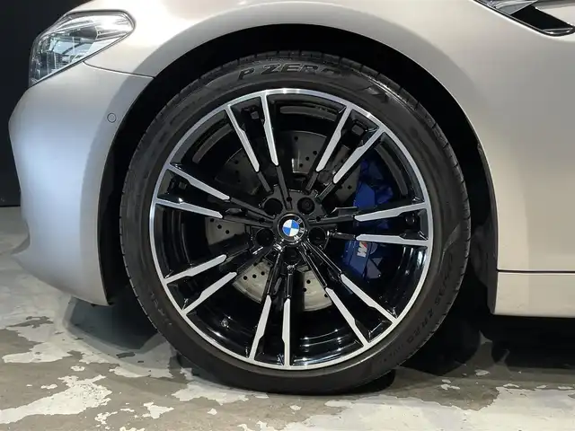 ＢＭＷ Ｍ５ 道央・札幌 2018(平30)年 3.3万km ゴールド Bowers＆Wilkinsダイヤモンド・サラウンド・サウンド・システム/カーボンルーフ/ドライビング・アシスト・プラス/・ACC/・ステアリング＆レーン・コントール・アシスト/・レーン・ディパーチャー・ウォーニング/パーキング・アシスト・プラス/・サラウンドビューカメラ/・PDC/茶革レザーシート/メモリー付パワーシート（D/N）/シートヒーター（前席・後席）/シートベンチレーション（D/N）/パワーテールゲート/LEDヘッドライト/オートライト/２０インチMライト・アロイ・ホイール・ダブルスポーク・スタイリング７０６M　バイカラー/アンビエントライト/BMW　ヘッドアップディスプレイ/HDDナビ/・保証書、取扱説明書（有）/・スペアキー×１