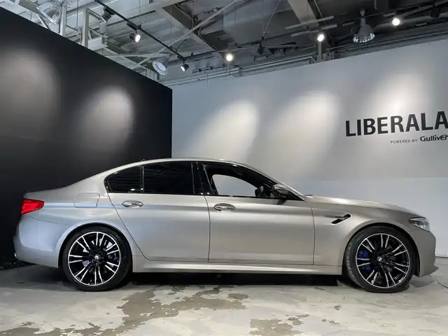 ＢＭＷ Ｍ５ 道央・札幌 2018(平30)年 3.3万km ゴールド Bowers＆Wilkinsダイヤモンド・サラウンド・サウンド・システム/カーボンルーフ/ドライビング・アシスト・プラス/・ACC/・ステアリング＆レーン・コントール・アシスト/・レーン・ディパーチャー・ウォーニング/パーキング・アシスト・プラス/・サラウンドビューカメラ/・PDC/茶革レザーシート/メモリー付パワーシート（D/N）/シートヒーター（前席・後席）/シートベンチレーション（D/N）/パワーテールゲート/LEDヘッドライト/オートライト/２０インチMライト・アロイ・ホイール・ダブルスポーク・スタイリング７０６M　バイカラー/アンビエントライト/BMW　ヘッドアップディスプレイ/HDDナビ/・保証書、取扱説明書（有）/・スペアキー×１