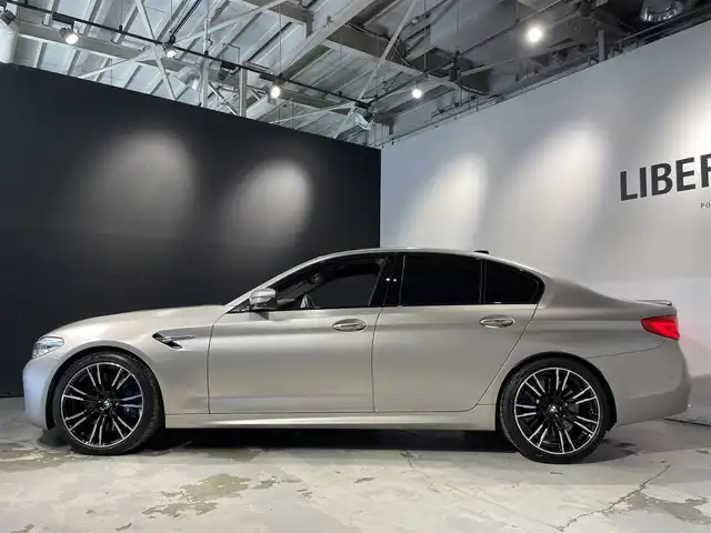 ＢＭＷ Ｍ５ 道央・札幌 2018(平30)年 3.3万km ゴールド Bowers＆Wilkinsダイヤモンド・サラウンド・サウンド・システム/カーボンルーフ/ドライビング・アシスト・プラス/・ACC/・ステアリング＆レーン・コントール・アシスト/・レーン・ディパーチャー・ウォーニング/パーキング・アシスト・プラス/・サラウンドビューカメラ/・PDC/茶革レザーシート/メモリー付パワーシート（D/N）/シートヒーター（前席・後席）/シートベンチレーション（D/N）/パワーテールゲート/LEDヘッドライト/オートライト/２０インチMライト・アロイ・ホイール・ダブルスポーク・スタイリング７０６M　バイカラー/アンビエントライト/BMW　ヘッドアップディスプレイ/HDDナビ/・保証書、取扱説明書（有）/・スペアキー×１
