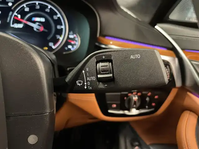 ＢＭＷ Ｍ５ 道央・札幌 2018(平30)年 3.3万km ゴールド Bowers＆Wilkinsダイヤモンド・サラウンド・サウンド・システム/カーボンルーフ/ドライビング・アシスト・プラス/・ACC/・ステアリング＆レーン・コントール・アシスト/・レーン・ディパーチャー・ウォーニング/パーキング・アシスト・プラス/・サラウンドビューカメラ/・PDC/茶革レザーシート/メモリー付パワーシート（D/N）/シートヒーター（前席・後席）/シートベンチレーション（D/N）/パワーテールゲート/LEDヘッドライト/オートライト/２０インチMライト・アロイ・ホイール・ダブルスポーク・スタイリング７０６M　バイカラー/アンビエントライト/BMW　ヘッドアップディスプレイ/HDDナビ/・保証書、取扱説明書（有）/・スペアキー×１