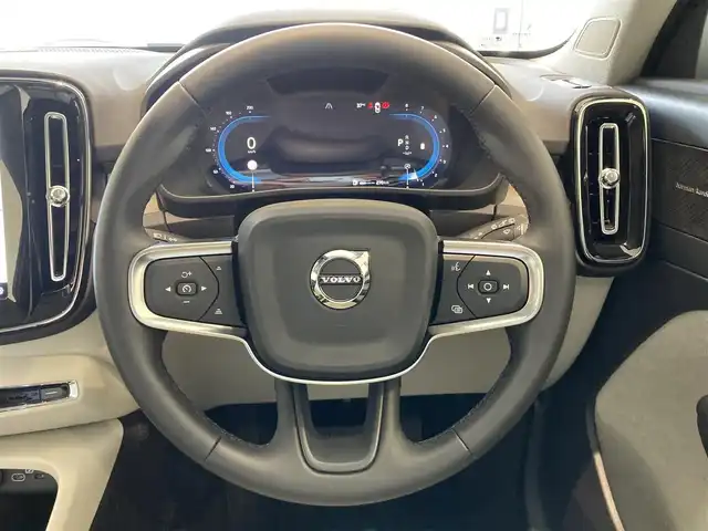 ボルボ ボルボ ＸＣ４０ 熊本県 2024(令6)年 0.4万km クリスタルホワイトP ワンオーナー/パノラマサンルーフ/ホワイトフルレザーシート/純正Googleナビ/AppleCarPlay/アンドロイドオート/ハーマンカードンサラウンドシステム/360°カメラ/コーナーセンサー